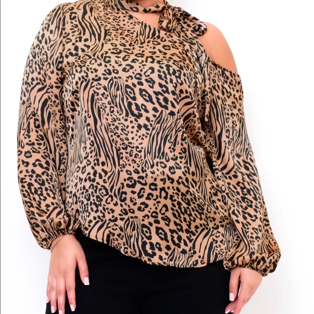 This Chic Curvy Girl Blouse is soooo adorable!